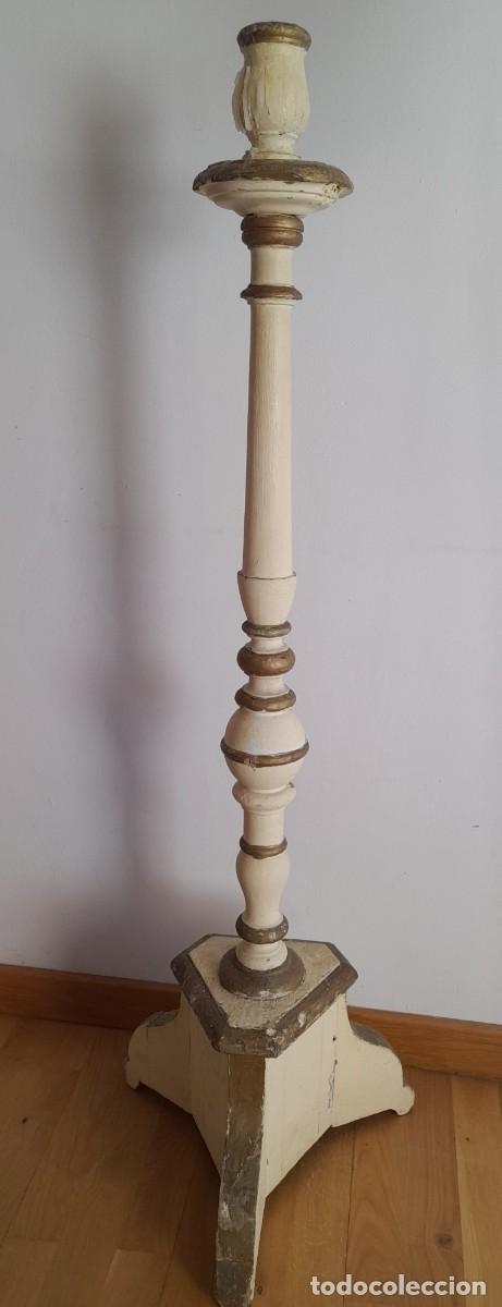 Antig&uuml;edades: Candelabro de pie, hachero de iglesia, madera policromada, 120cm aprox de alto