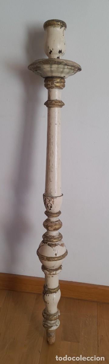Antig&uuml;edades: Candelabro de pie, hachero de iglesia, madera policromada, sin base, 99cm aprox de alto