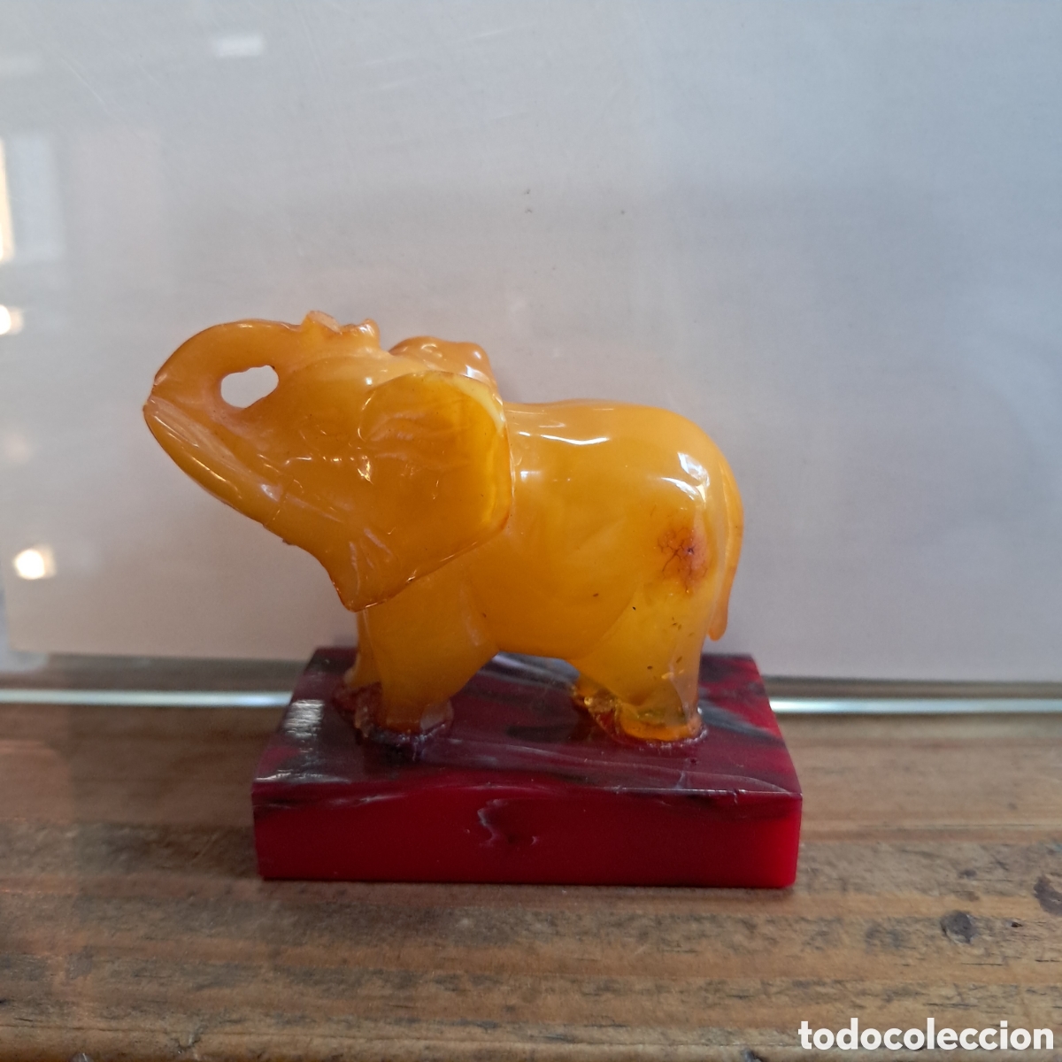 Antig&uuml;edades: Elefante tallado en jade amarillo sobre peana de jade rojo