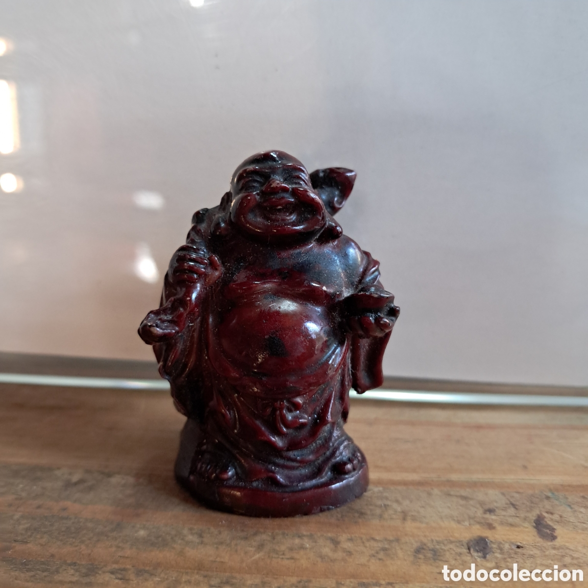 Antig&uuml;edades: Peque&ntilde;o buda antiguo realizado realizado en resina rojo oscura