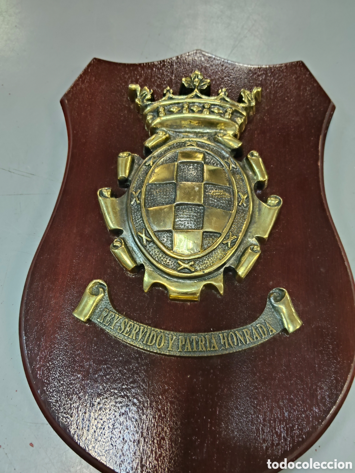 Antig&uuml;edades: Rey servido y Patria Honrada - Foto 1