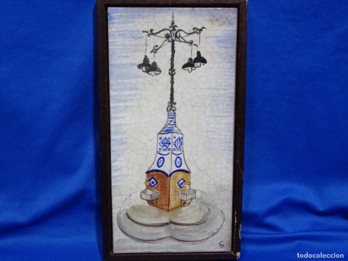 Antiquit&eacute;s: ANTIGUO AZULEJO PINTADO A MANO CON FIRMA O SELLO ILEGIBLE. FUENTE.