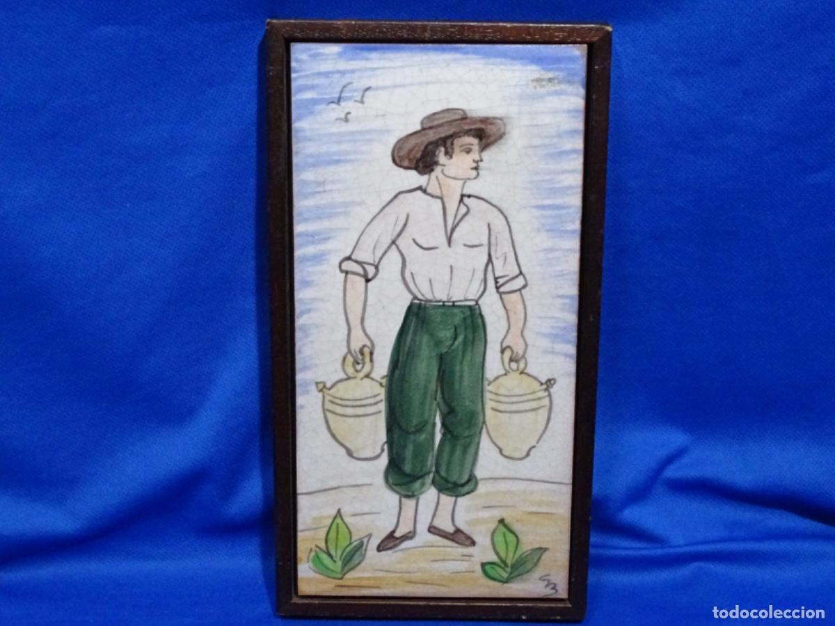 Antiguidades: ANTIGUO AZULEJO PINTADO A MANO CON FIRMA O SELLO ILEGIBLE. AGUADOR.