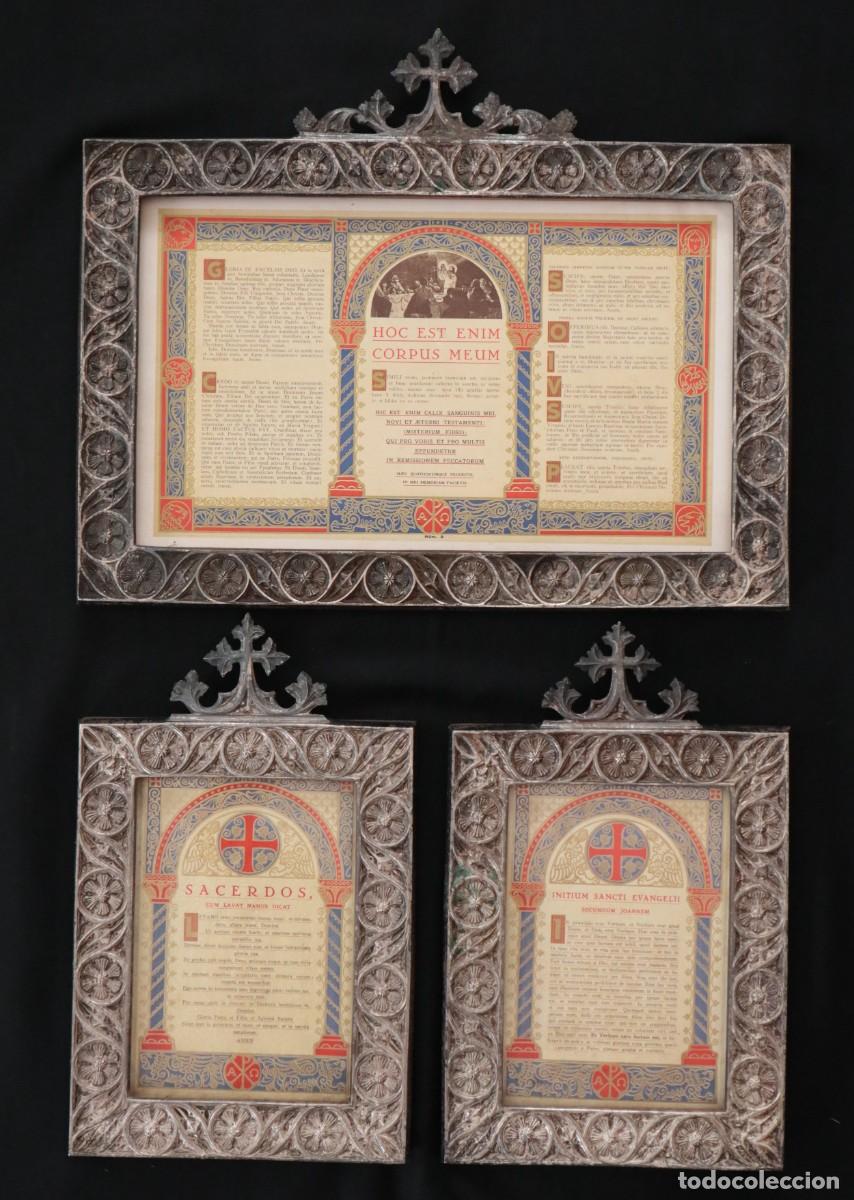 Antig&uuml;edades: Tr&iacute;ptico de sacras de estilo rom&aacute;nico elaboradas en bronce plateado. Pps. S. XX.