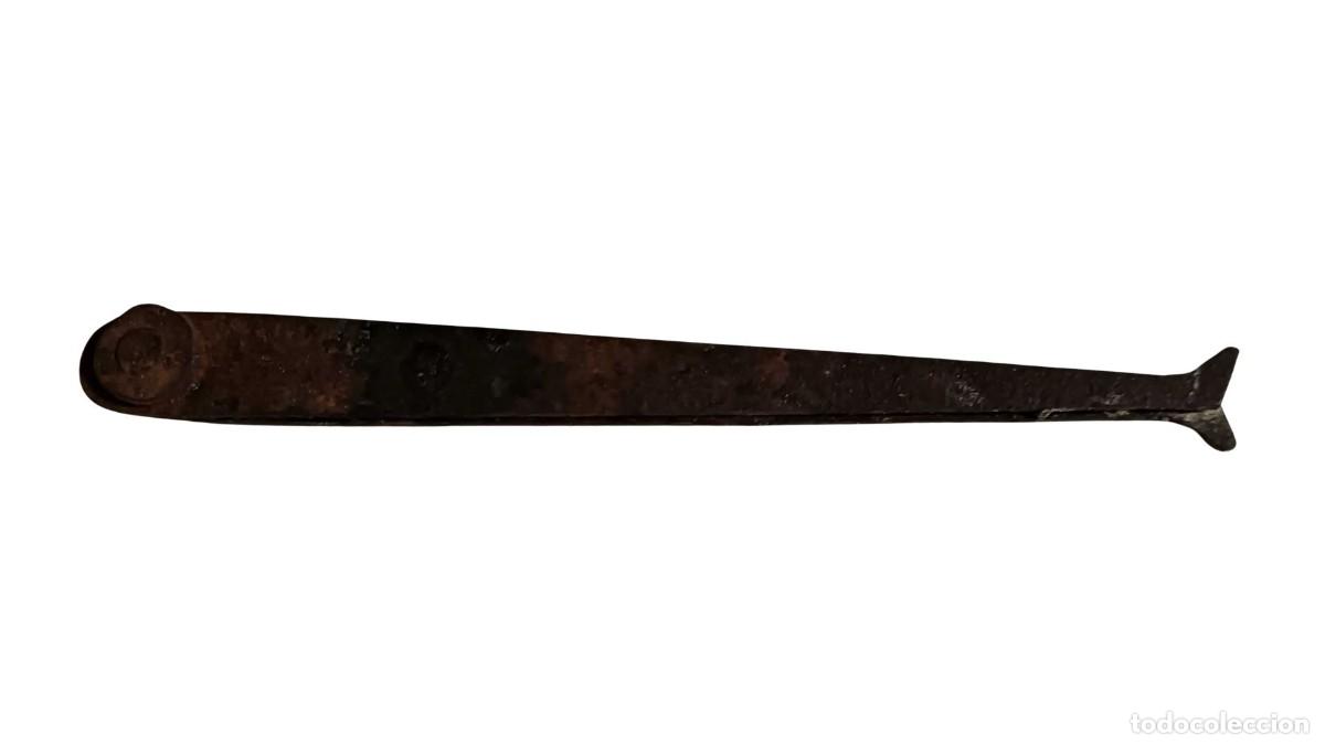 Antig&uuml;edades: LENG&Uuml;ETA DE HEBILLA ARTICULADA EN HIERRO FORJADO - REMACHE ANTIGUO A MARTILLAZO - SIGLO XVIII-XIX