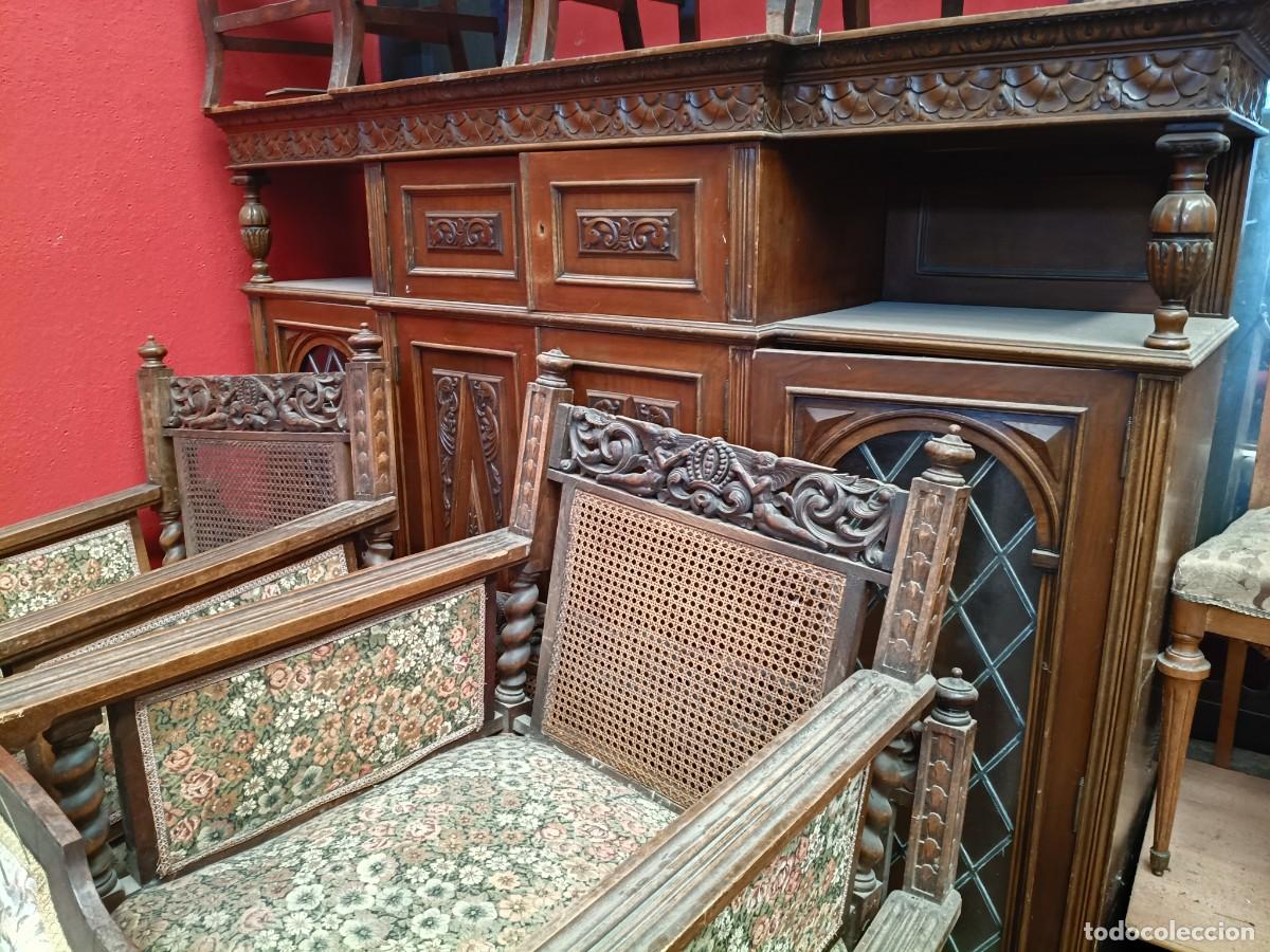 Antig&uuml;edades: Magn&iacute;ficos Sillones y armario en madera labrada