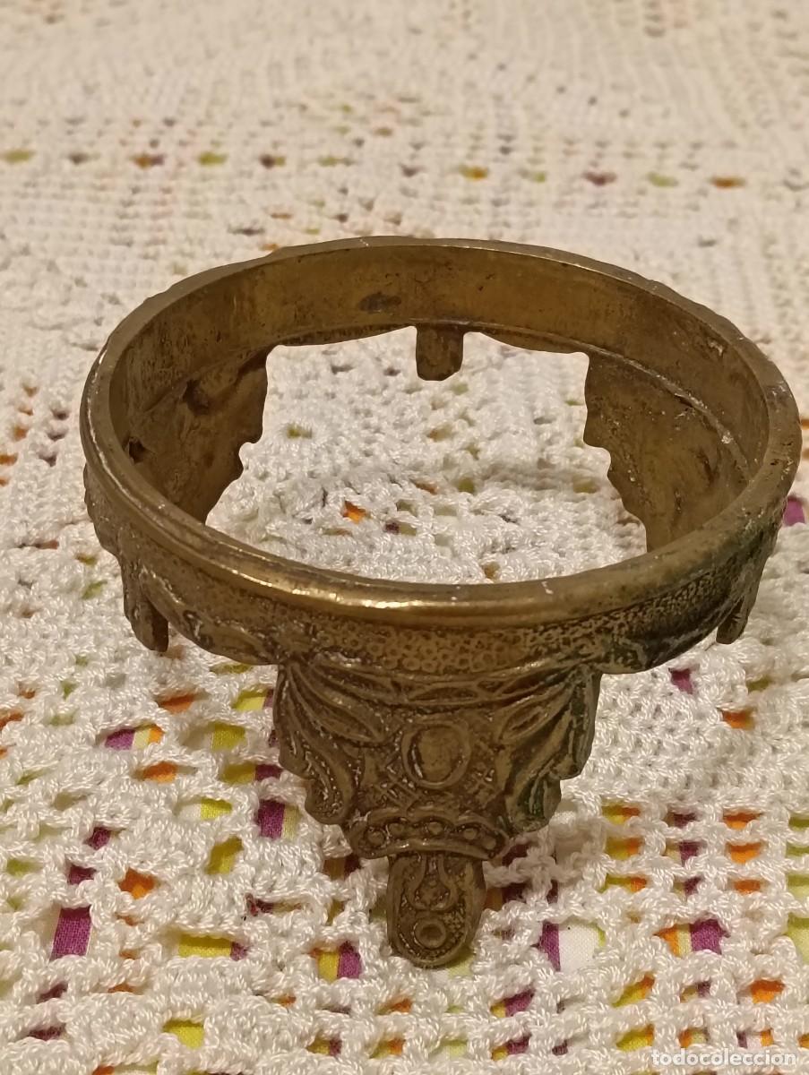 Antig&uuml;edades: Antiguo Pie de Bronce Macizo con Tres Patas - Peana Soporte para Porcelana o Jarrones - &Eacute;poca - &Oslash; Ca