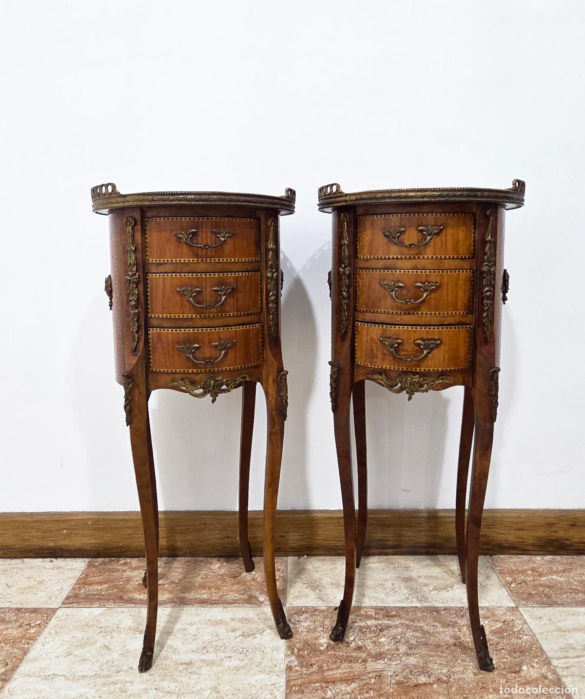 Antig&uuml;edades: Pareja de mesitas Luis XVI bronces - Foto 1