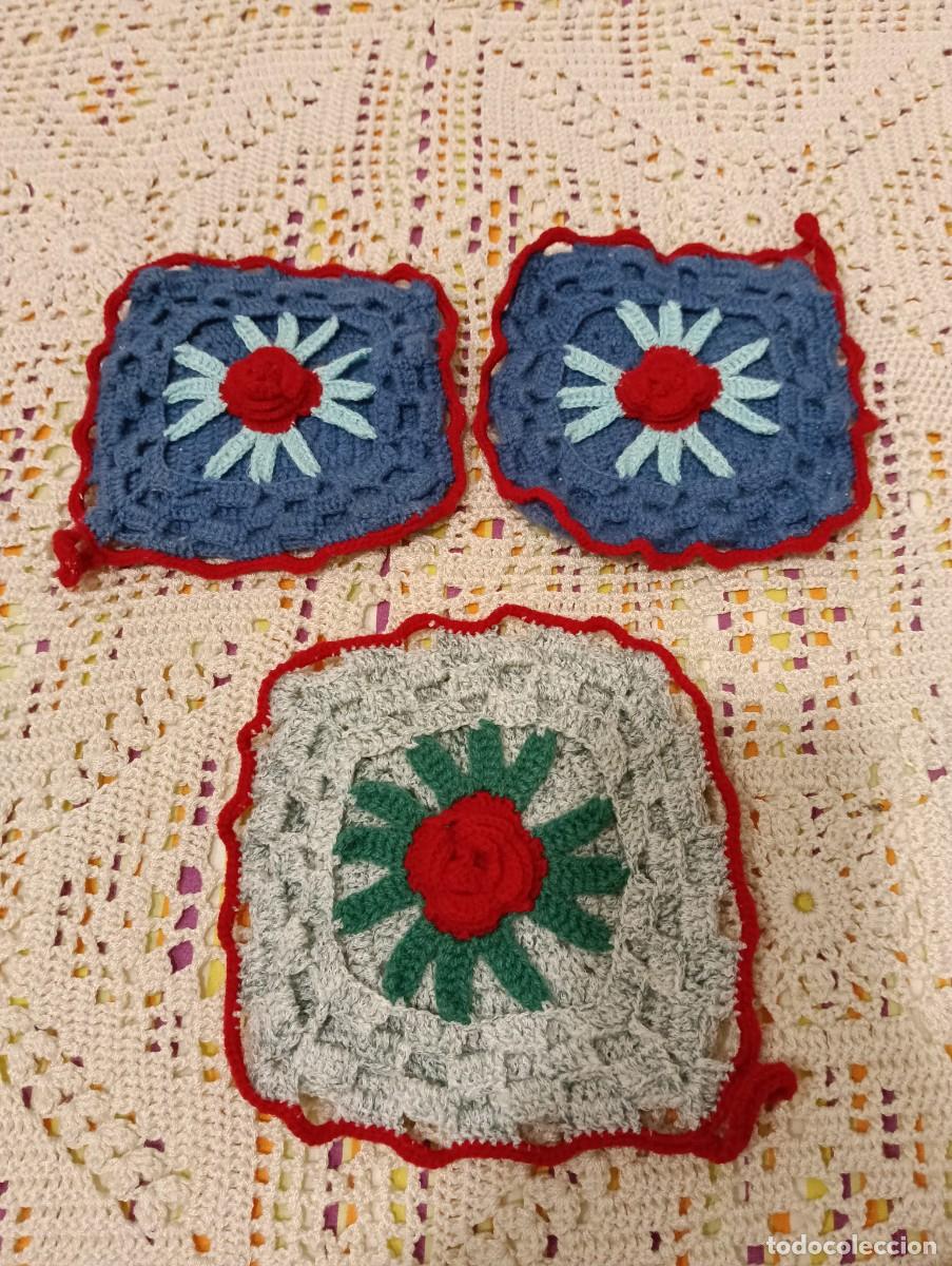 Antiquit&auml;ten: Lote de 3 Antiguos Agarradores de Cocina de Ganchillo - Hechos a Mano con Motivos Florales - Vintage