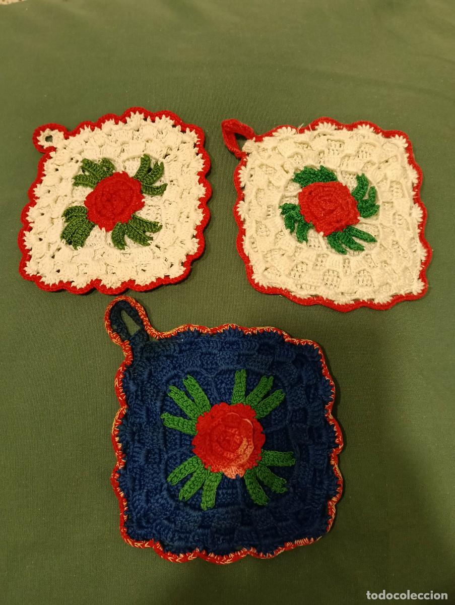 Antig&uuml;edades: Lote de 3 Antiguos Agarradores de Cocina de Ganchillo - Hechos a Mano con Flores en Relieve - 14x14