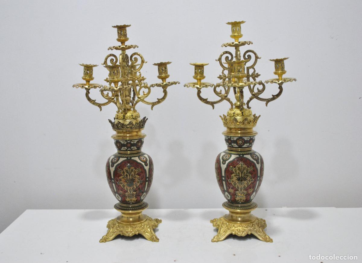 Antig&uuml;edades: Pareja de candelabros bronce y ceramica