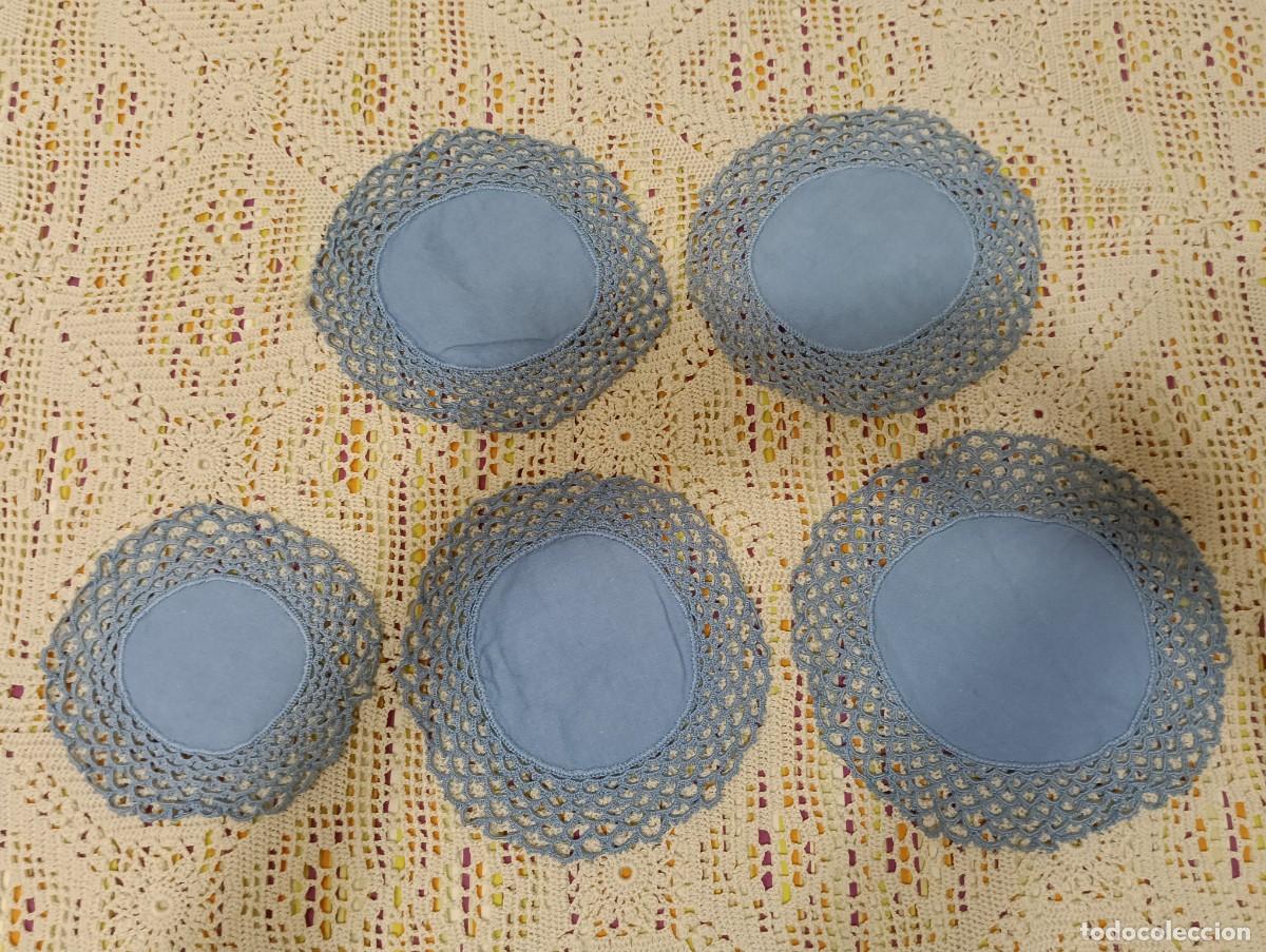 Antig&uuml;edades: lote de 5 Antiguas Tapetes Redondos de Tela con Puntilla de Ganchillo - Color Azul - Vintage