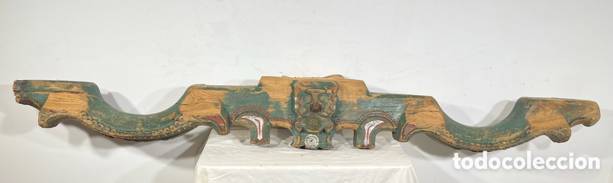 Antig&uuml;edades: Antiguo yugo de madera pintado. A/J
