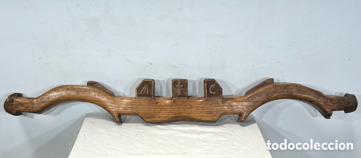 Antig&uuml;edades: Antiguo Yugo de Madera Maciza Tallada. A/J
