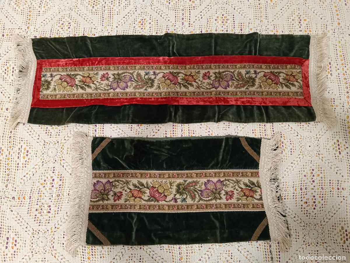 Oggetti Antichi: Pareja de Tapetes Caminitos de Mesa Hechos a Mano - Terciopelo Verde y Tapicer&iacute;a - 97 y 60 cm