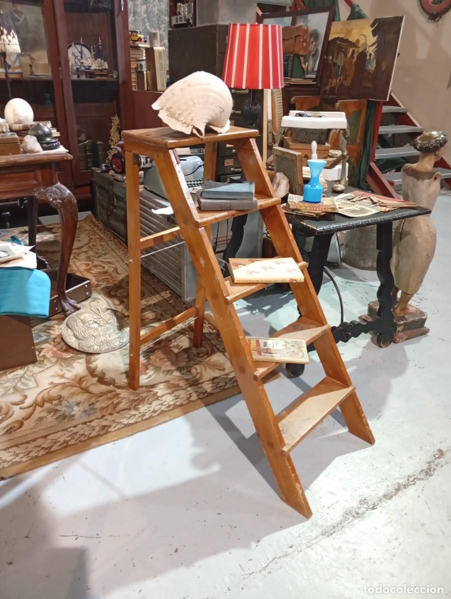 Antig&uuml;edades: Antigua escalera industrial de biblioteca en madera maciza &ndash; S. XIX / XX