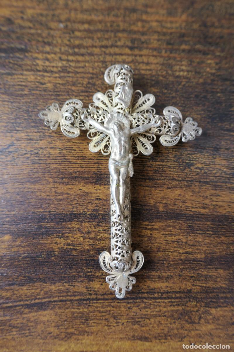 Antig&uuml;edades: crucifijo antiguo de metal dorado, con trabajo de filigrana muy elaborado-8cm x 5,3cm