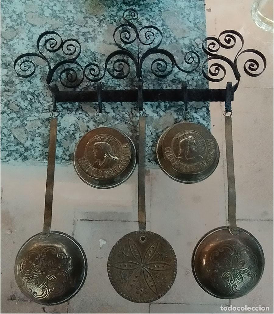 Antig&uuml;edades: ANTIGUA ESPETERA DE FORJA CON CAZOS Y SARTENES DE COBRE 6 EN TOTAL CON REYES CAT&Oacute;LICOS MIDE