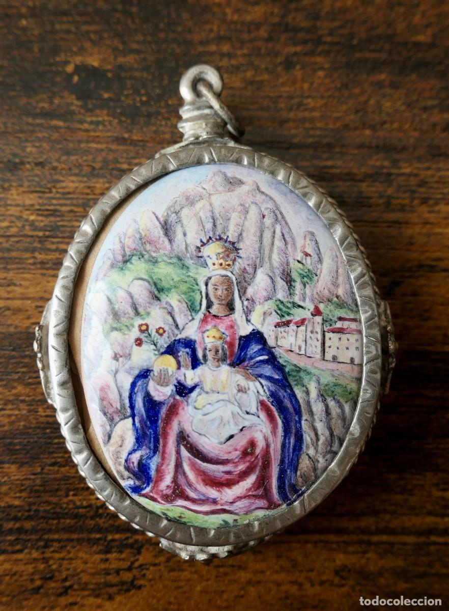 Antig&uuml;edades: Relicario de doble cara, virgen de Montserrat y fragmento textil- siglo XIX -6,5 cm x 4,5cm