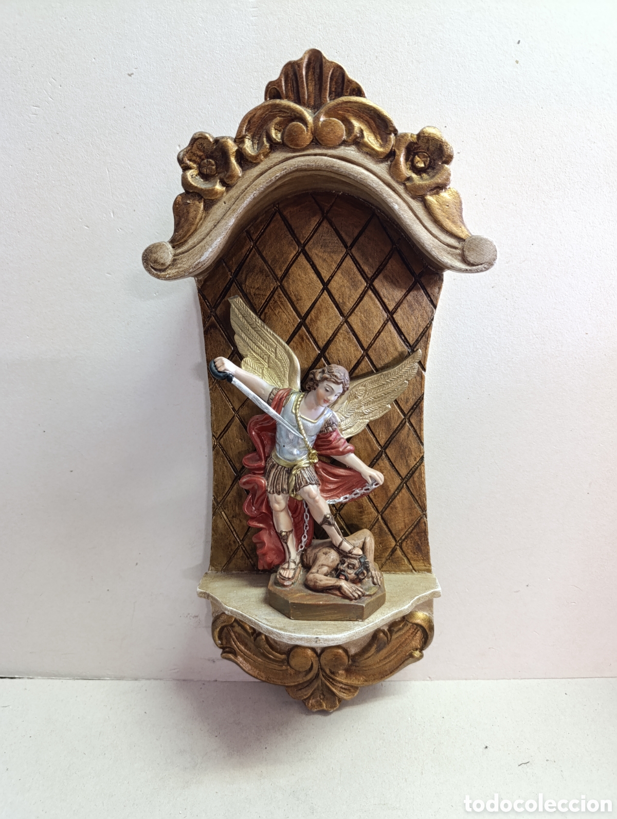 Antig&uuml;edades: SAN MIGUEL EN MENSULA DE PARED. REALIZADO EN PASTA Y MADERA DE BALSA.