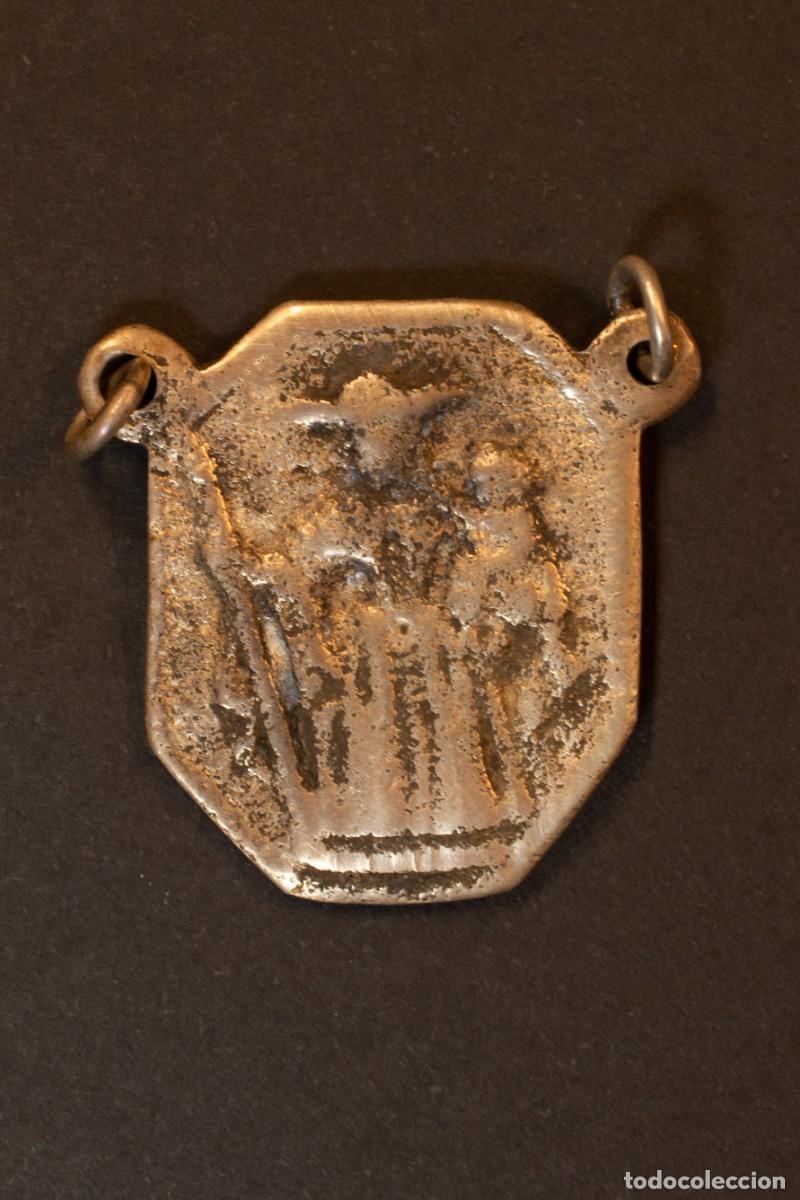 Antig&uuml;edades: Colgante, posiblemente Virgen Peregrina de Pontevedra. Plata. Espa&ntilde;a, siglo XIX.