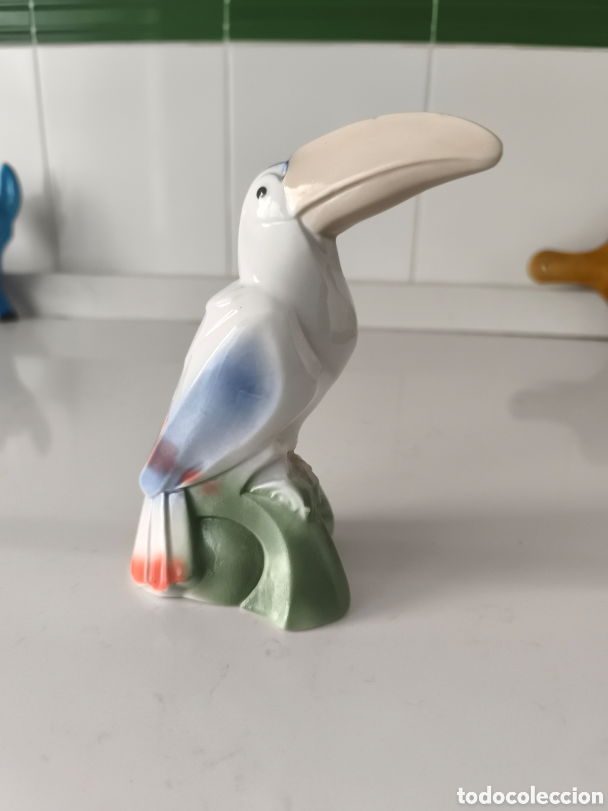 Antiguidades: Antigua figura de porcelana de un Tucan sello Tengra en buen estado