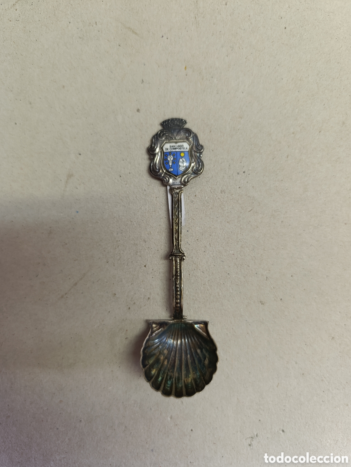 Antig&uuml;edades: CUCHARILLA DE PLATA CON ESMALTE DE SANTIAGO DE COMPOSTELA.