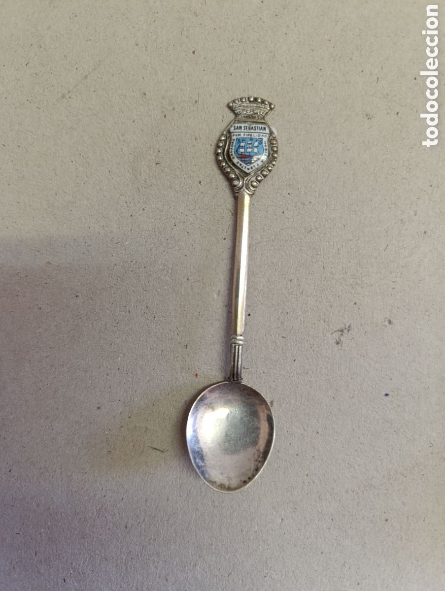 Antig&uuml;edades: CUCHARILLA DE PLATA CON ESMALTE DE SAN SEBASTI&Aacute;N.
