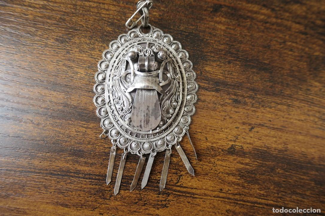 Antig&uuml;edades: colgante y broche vintage de plata de ley que representa la m&aacute;scara de Rangda- 7 cm medall&oacute;n