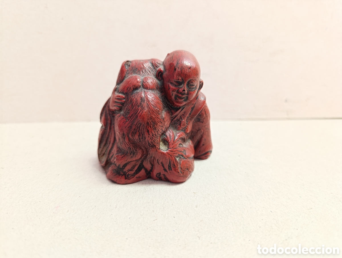 Antig&uuml;edades: FIGURA ORIENTAL ANCIANO ABRAZANDO A PERRO. EN PASTA O RESINA.