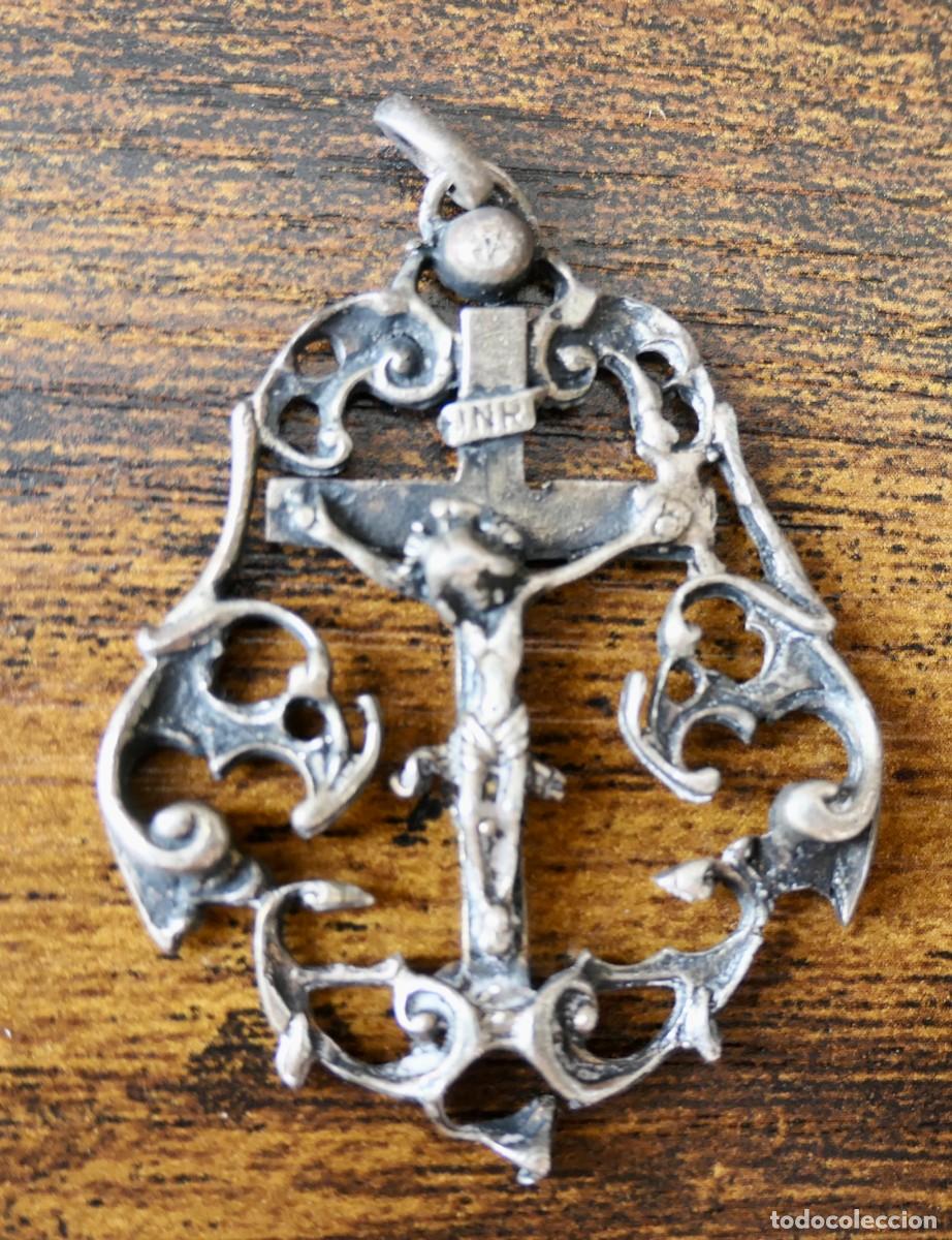 Antig&uuml;edades: crucifijo de plata calada de estilo barroco, dise&ntilde;ado principalmente como colgante devocional- 5 cm