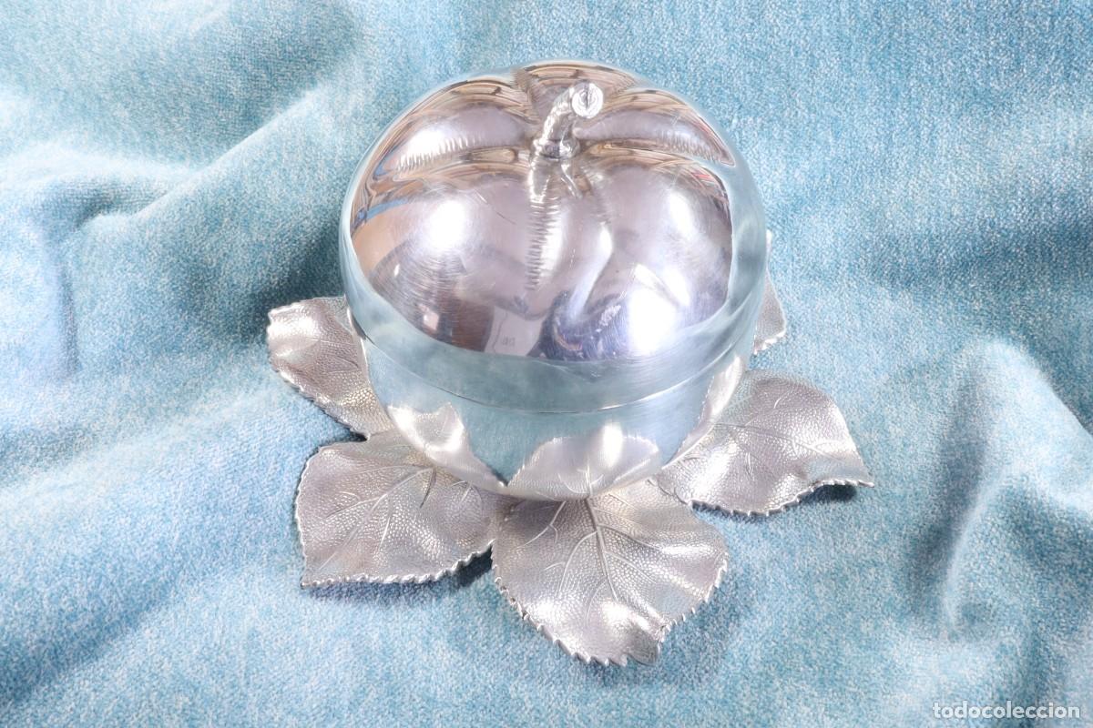 Antig&uuml;edades: Azucarero/bombonera Meneses. Manzana con hojas. Meneses sugar bowl/candy dish. Apple with leaves.