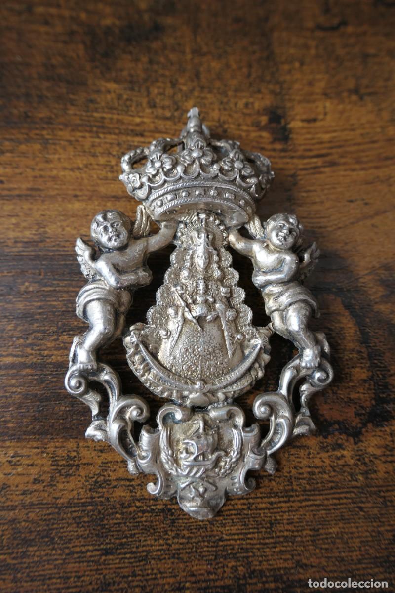 Antig&uuml;edades: medalla her&aacute;ldica exvoto o medalla de hermandad/cofrad&iacute;a la Virgen del Roc&iacute;o - 8 cm