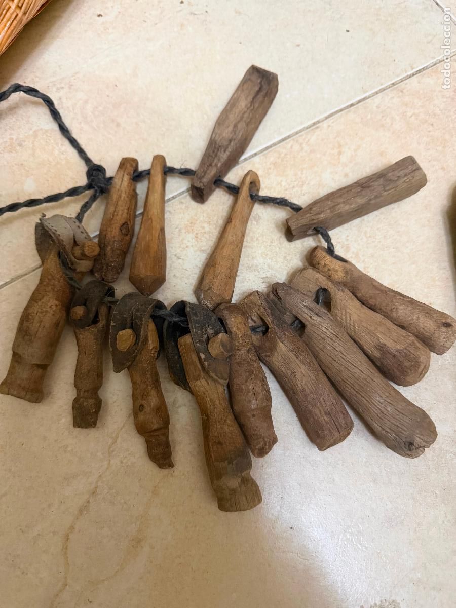 Antig&uuml;edades: Lote de badajos en madera