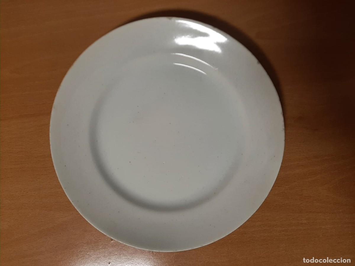 Antig&uuml;edades: 8 platos blancos antiguos - Foto 1