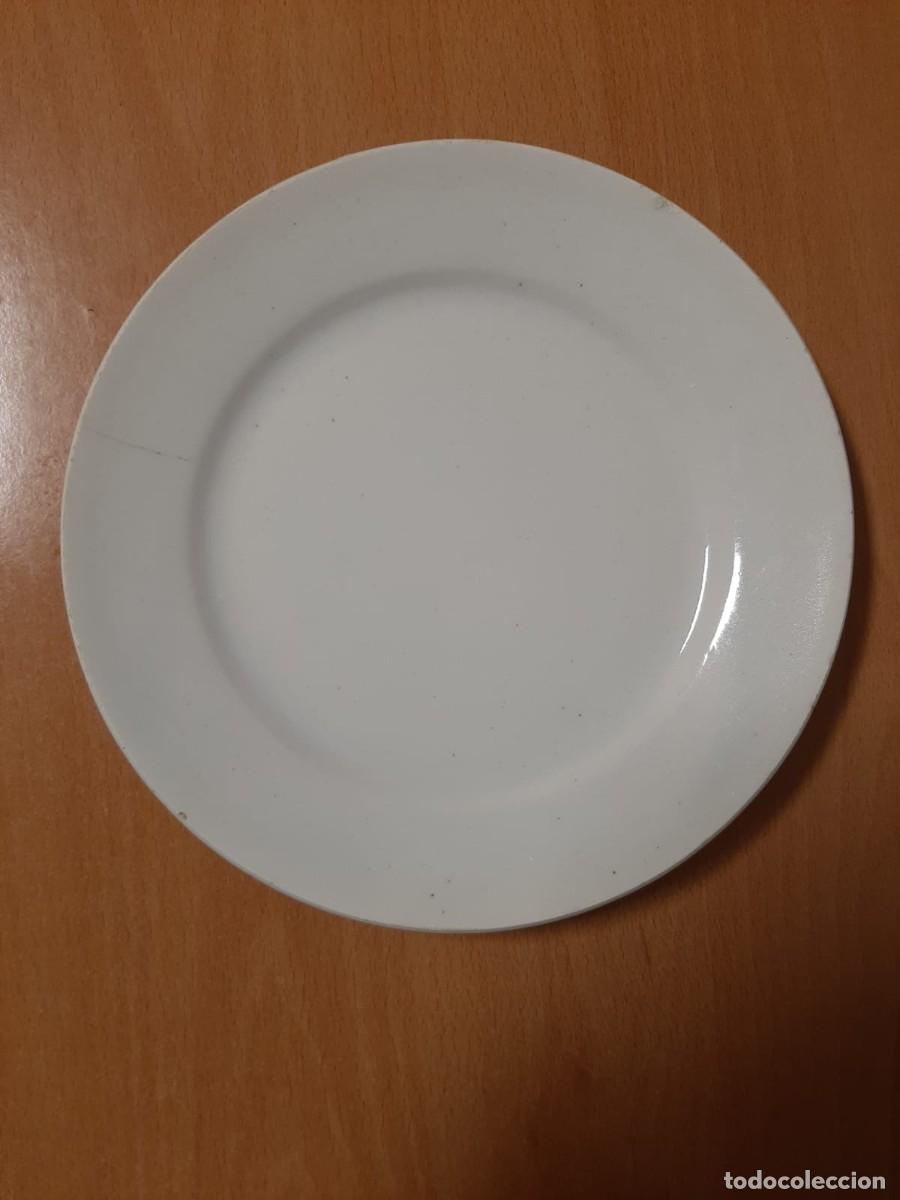 Antig&uuml;edades: 8 platos blancos antiguos - Foto 7