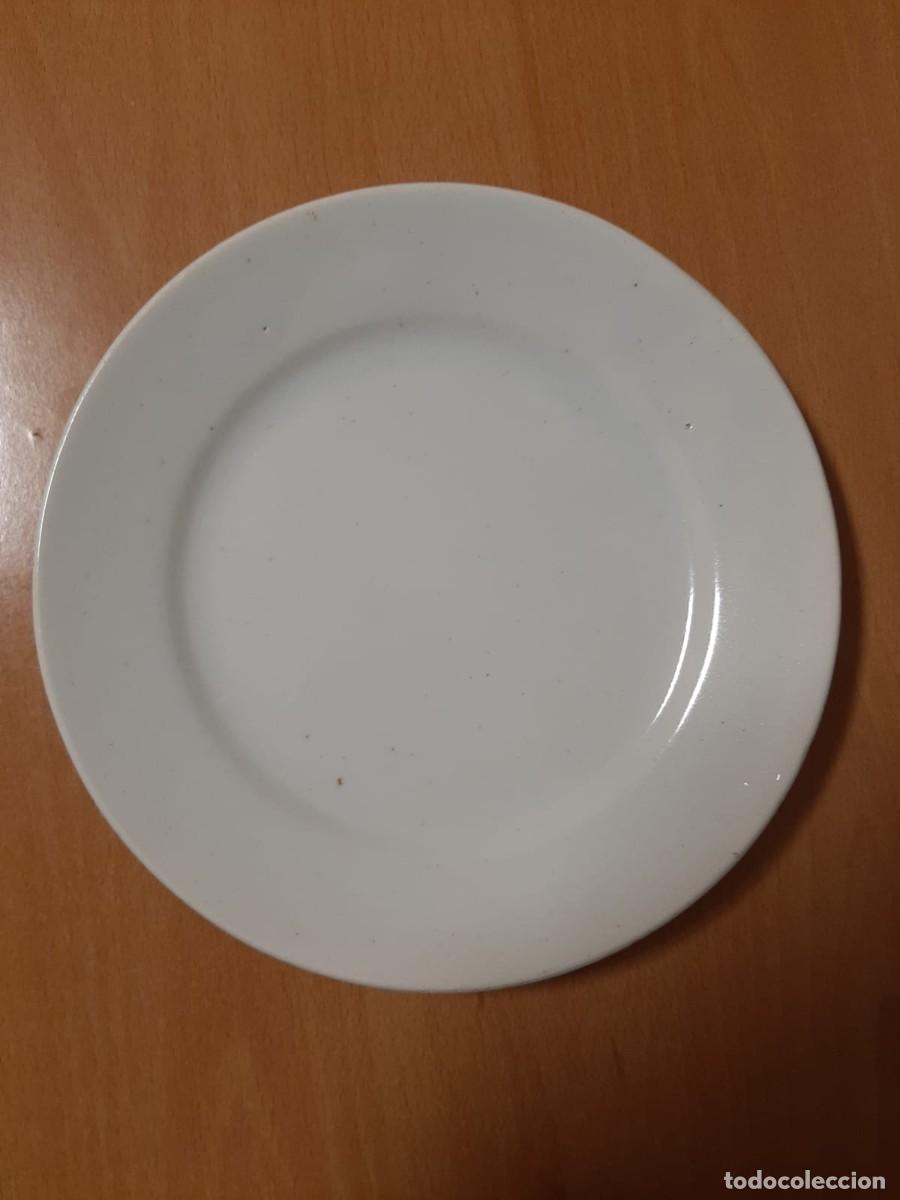 Antig&uuml;edades: 8 platos blancos antiguos - Foto 9