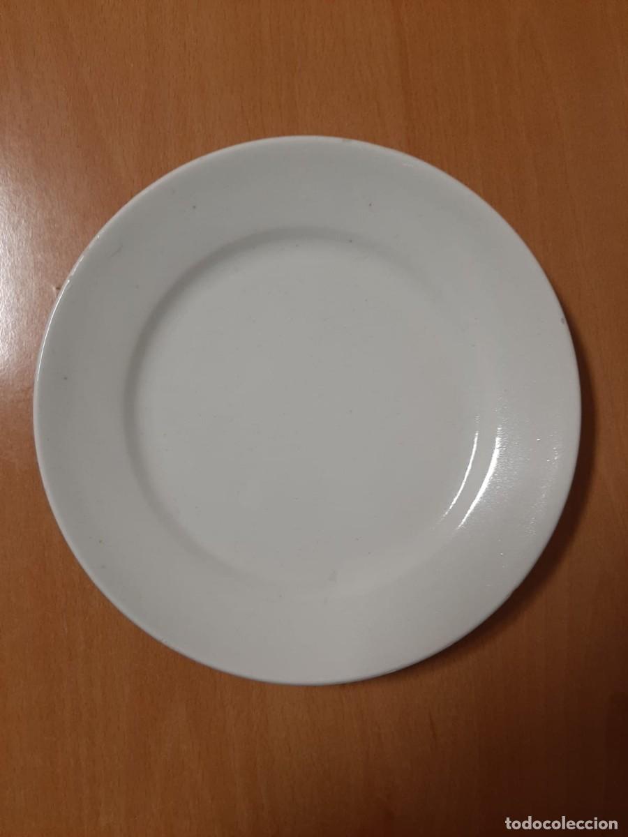 Antig&uuml;edades: 8 platos blancos antiguos - Foto 11