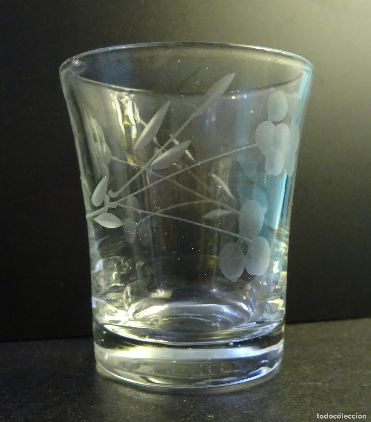 Antig&uuml;edades: CINCO VASITOS CRISTAL TALLADO LICOR CHUPITO. ALTURA 5 CM DI&Aacute;METRO BOCA 4 CM