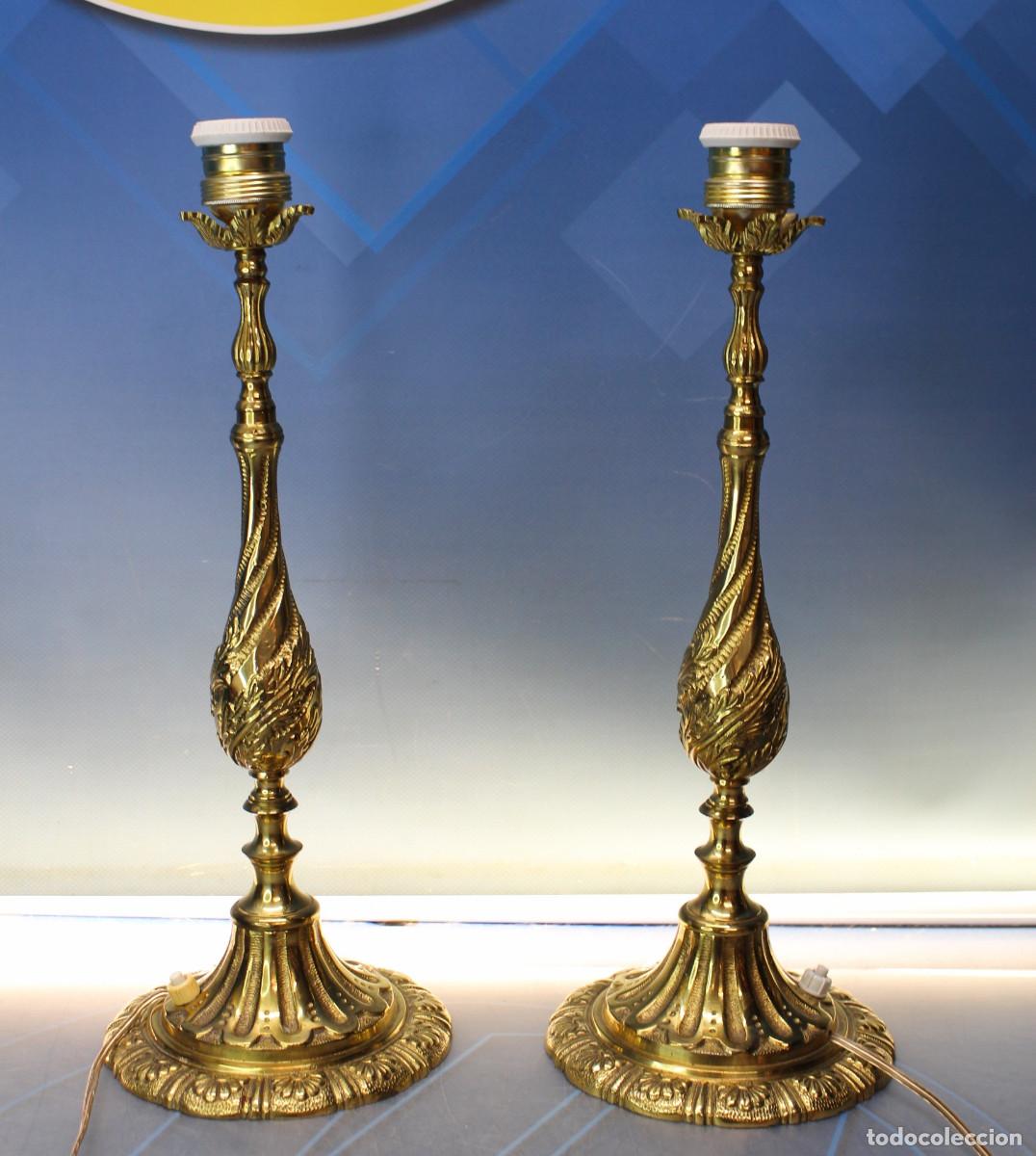 Antig&uuml;edades: Pareja de l&aacute;mparas de sobremesa estilo victoriano en bronce o lat&oacute;n dorado. Mediados s.XX.