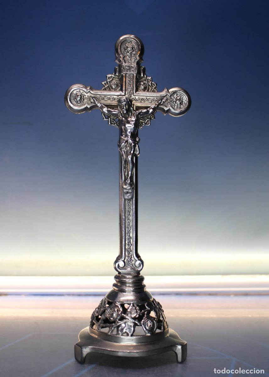 Antig&uuml;edades: Crucifijo lobulado de mesa, de devoci&oacute;n particular. Rosas y espinas.