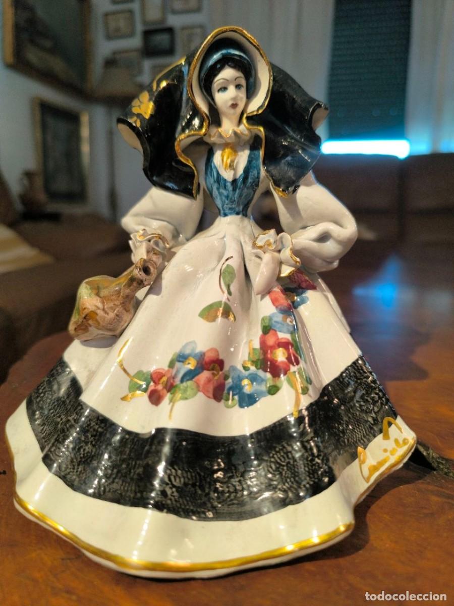 Antig&uuml;edades: FIGURA DE PORCELANA PINTADA A MANO, ORO 16 C. FIRMADA CAMILO..? ESTADO IMPECABLE ALTURA 19 CM