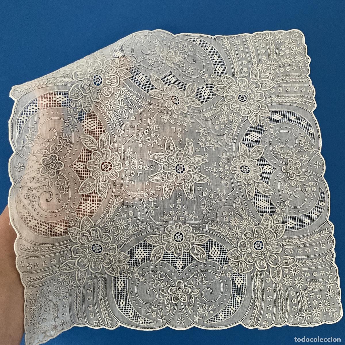 Antig&uuml;edades: Pa&ntilde;uelo antiguo bordado finemente 29 cm Como nuevo