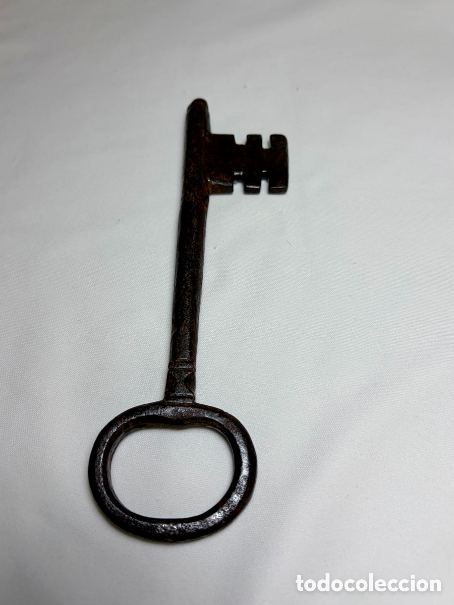 Antig&uuml;edades: Antigua llave de hierro siglo XVIII-XIX. 17cm