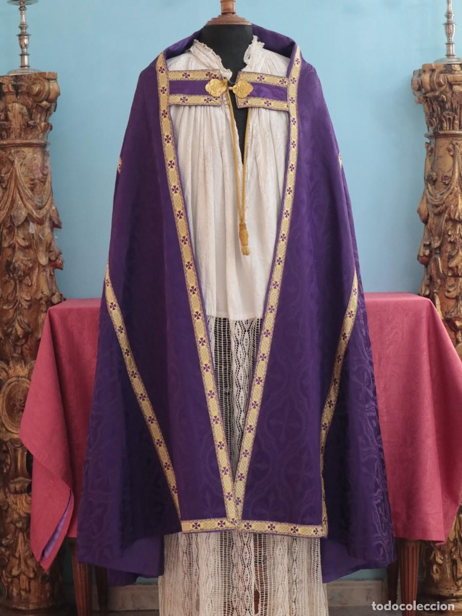 Antig&uuml;edades: Capa pluvial confeccionada en seda y bordados con motivos religiosos. Pps. S. XX.