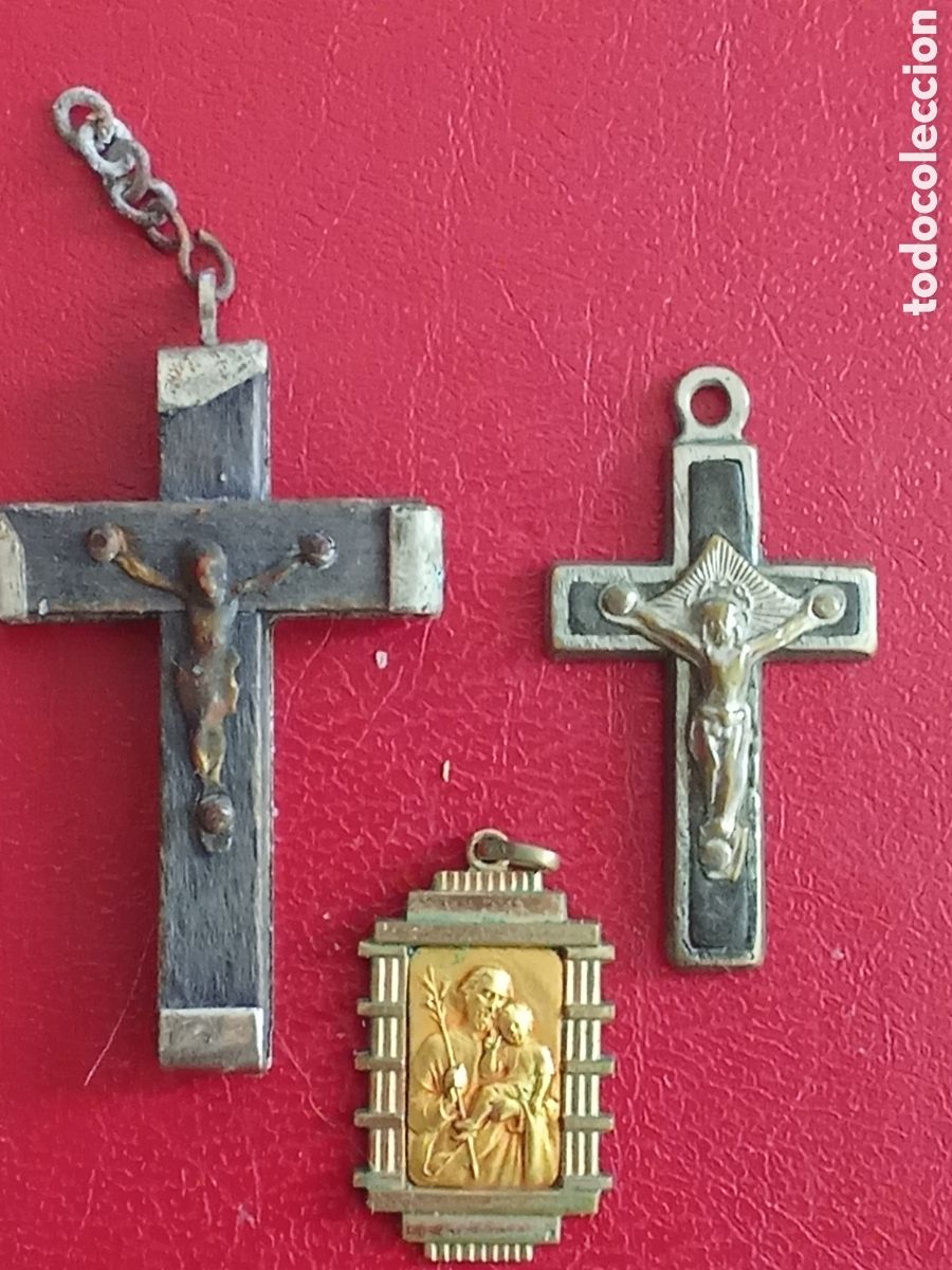 Antig&uuml;edades: Lote de 2 crucifijos y una medalla , JMJ