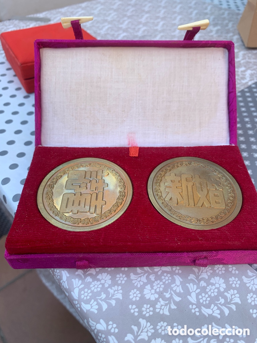 Antiguidades: Monedas chinas con cajita de seda