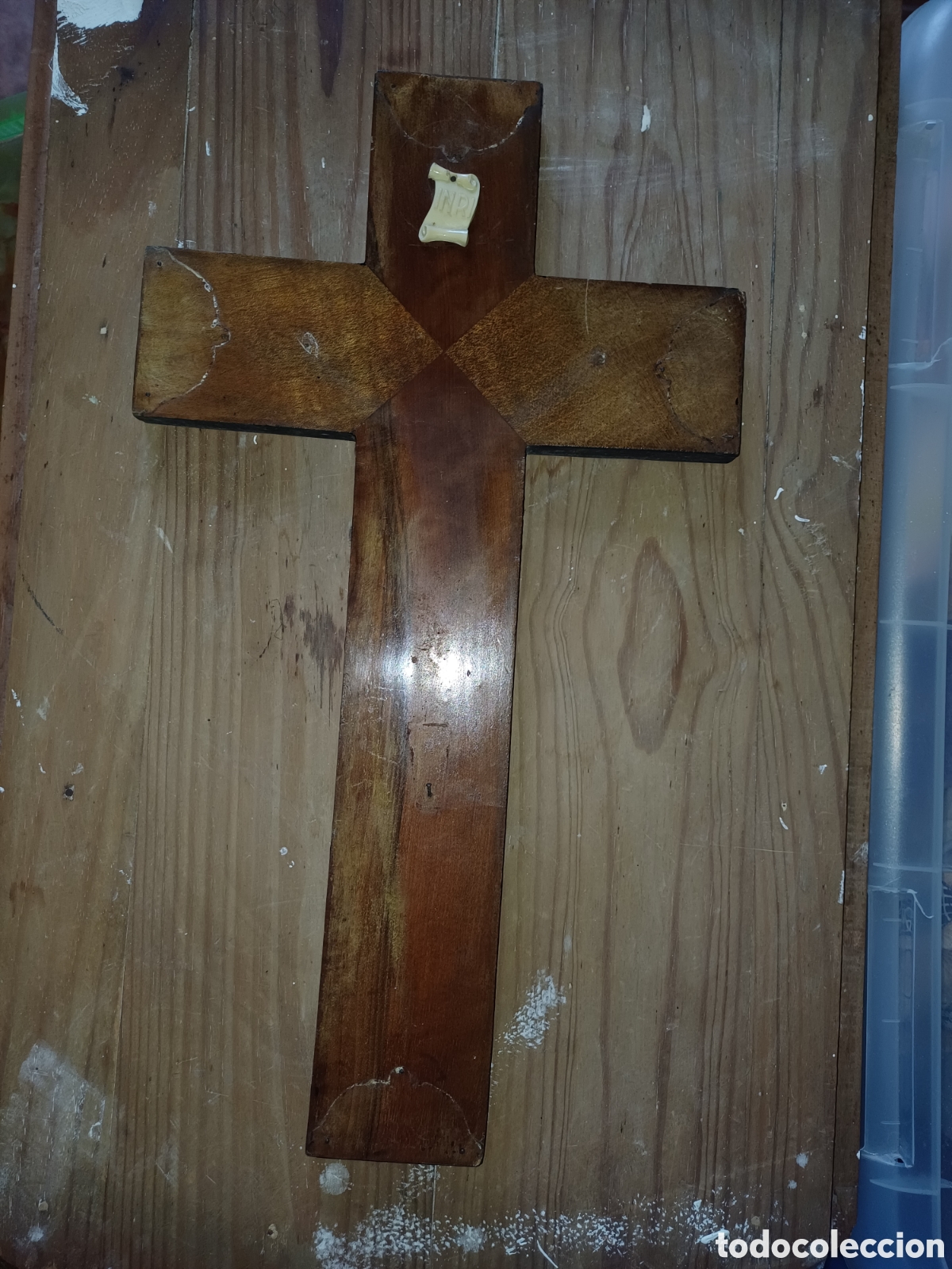 Antig&uuml;edades: Antigua cruz de madera para cristo con marca INRI