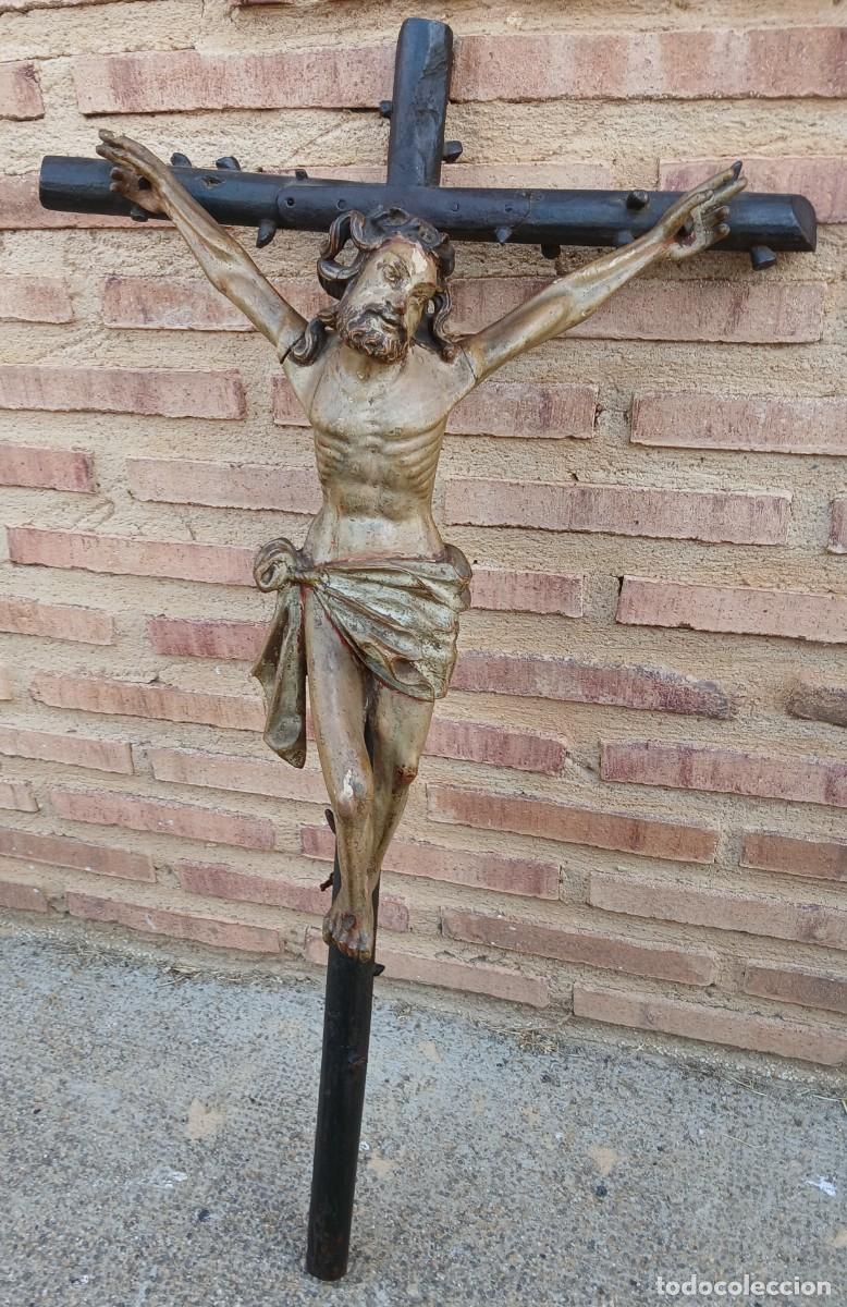 Antig&uuml;edades: Talla en madera policromada Cristo en la Cruz