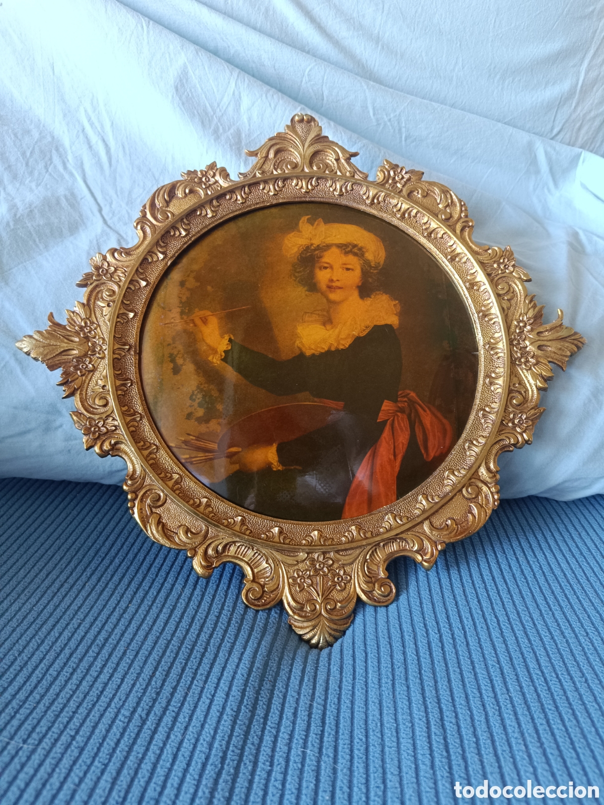 Antig&uuml;edades: Reproducci&oacute;n de pintura vintage en marco met&aacute;lico dorado, estilo barroco rococ&oacute;. Muy decorativo